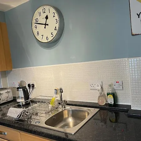 Apartment Light & Bright, Centrally Located