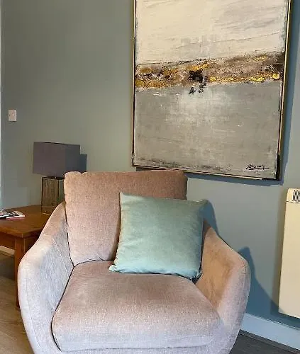 Light & Bright, Centrally Located Apartment