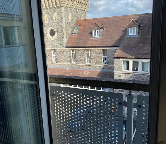 Light & Bright, Centrally Located Apartment Bristol