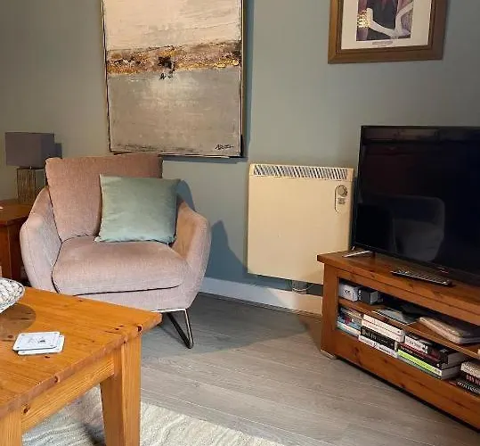 Light & Bright, Centrally Located Apartment *