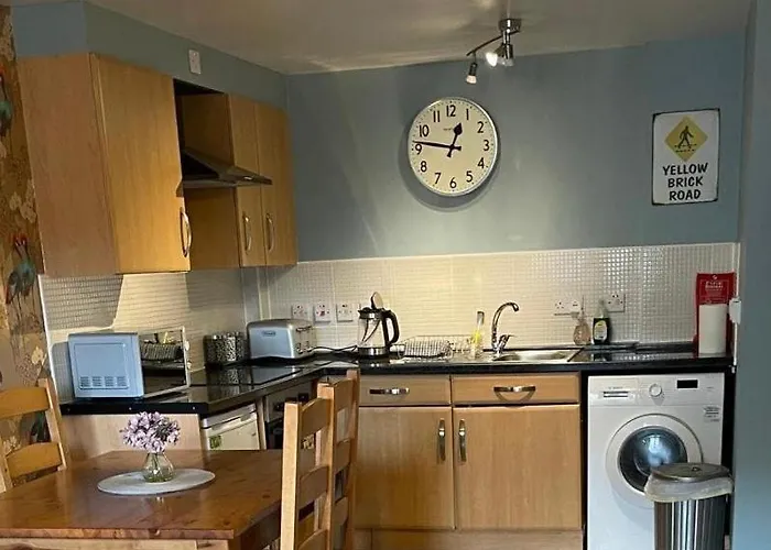 Light & Bright, Centrally Located Apartment