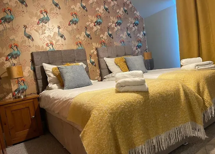 Light & Bright, Centrally Located Apartment