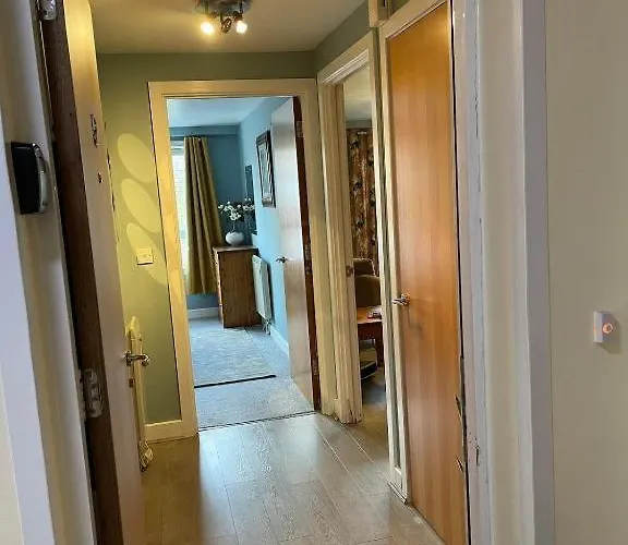 Apartment Light & Bright, Centrally Located *