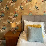 Light & Bright, Centrally Located Apartment *