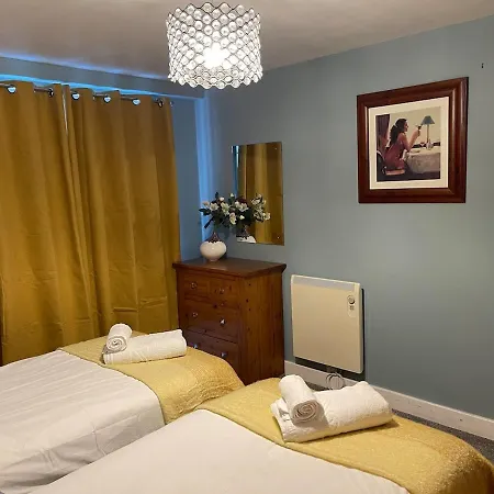 Apartment Light & Bright, Centrally Located *
