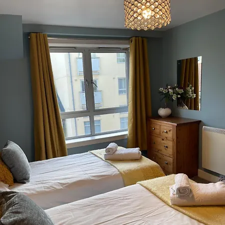 Light & Bright, Centrally Located Apartment *