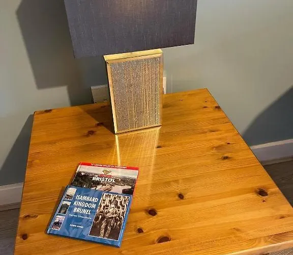 Light & Bright, Centrally Located Апартаменты